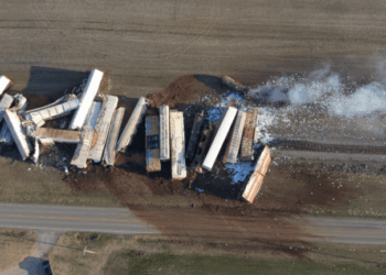 ΗΠΑ: Εκτροχιασμός τρένου με 30 βαγόνια στο Κεντάκι- Το ένα μετέφερε χημικά