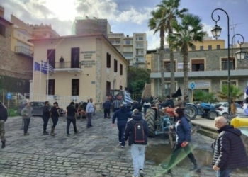 Ηράκλειο: Αποχώρησαν οι αγρότες από την Αποκεντρωμένη Διοίκηση Κρήτης