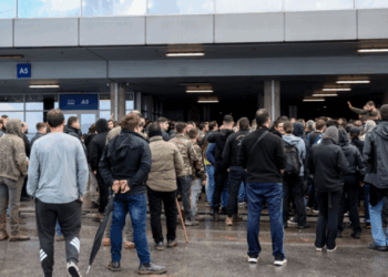 Ηράκλειο: Έκλεισαν και πάλι το αεροδρόμιο «Ν. Καζαντζάκης» οι αγρότες