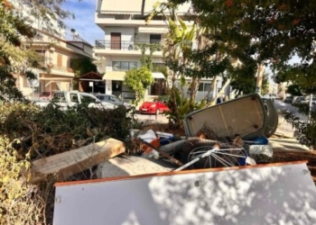 Ηράκλειο: Ένα ολόκληρο… σπιτικό πίσω από τους ξεχειλισμένους κάδους σκουπιδιών