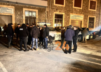 Ηράκλειο: Παραμένουν στην Αποκεντρωμένη οι αγροτοκτηνοτρόφοι και ζητούν συνάντηση με Χατζηδάκη