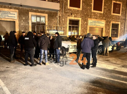 Ηράκλειο: Παραμένουν στην Αποκεντρωμένη οι αγροτοκτηνοτρόφοι και ζητούν συνάντηση με Χατζηδάκη