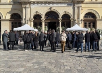 Ηράκλειο: Πλήθος κόσμου απευθύνει το ύστατο χαίρε στον Μανώλη Κουμαντάκη