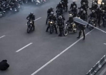 Ιράν: Η στιγμή που διαδηλωτής κάθεται σταυροπόδι μπροστά σε αστυνομικούς κάνει το γύρο του κόσμου - Video