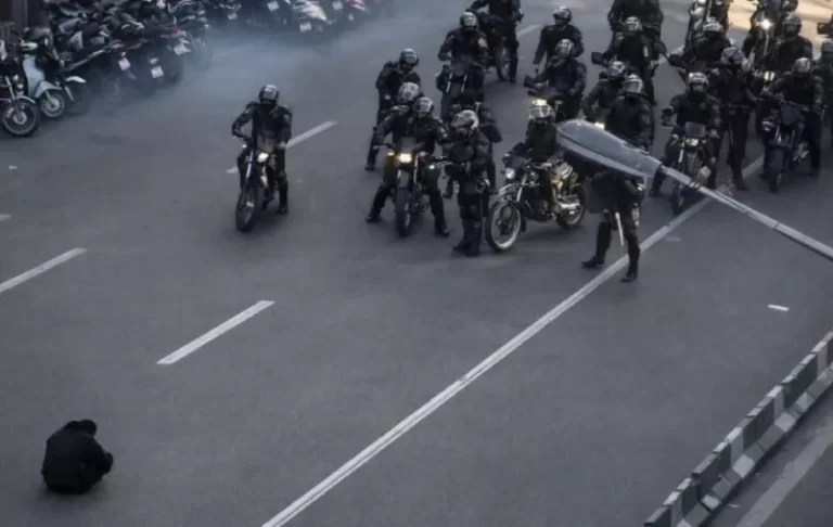 Ιράν: Η στιγμή που διαδηλωτής κάθεται σταυροπόδι μπροστά σε αστυνομικούς κάνει το γύρο του κόσμου - Video