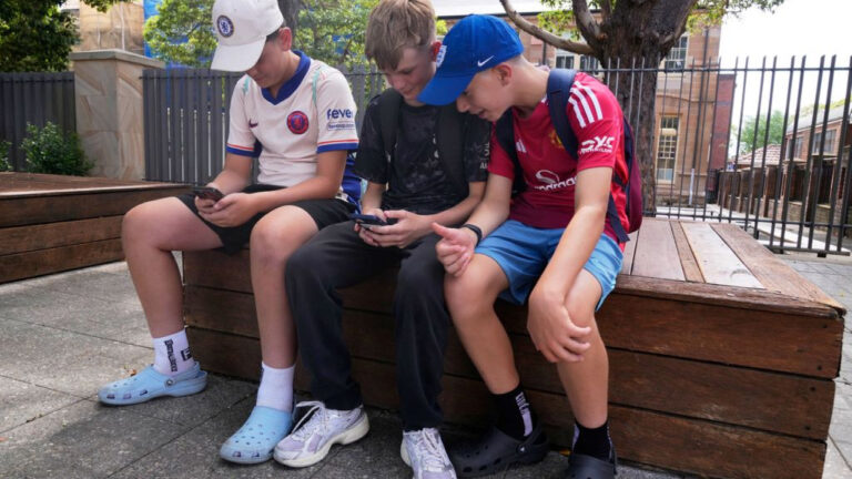 «Ήρθε το τέλος»: Οι έφηβοι της Αυστραλίας θρηνούν την απώλεια πρόσβασης στα social media - Τα τελευταία μηνύματά τους