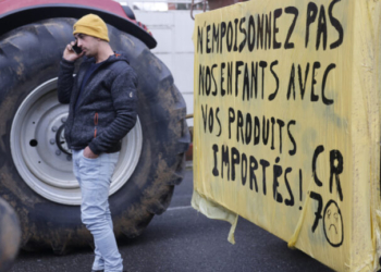 Και οι Γάλλοι αγρότες στους δρόμους: Αποκλείουν οδικούς άξονες για τα μέτρα κατά της δερματίτιδας βοοειδών