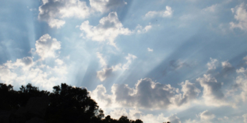 Kαιρός: Λίγες νεφώσεις και τοπικές βροχές στην Κρήτη