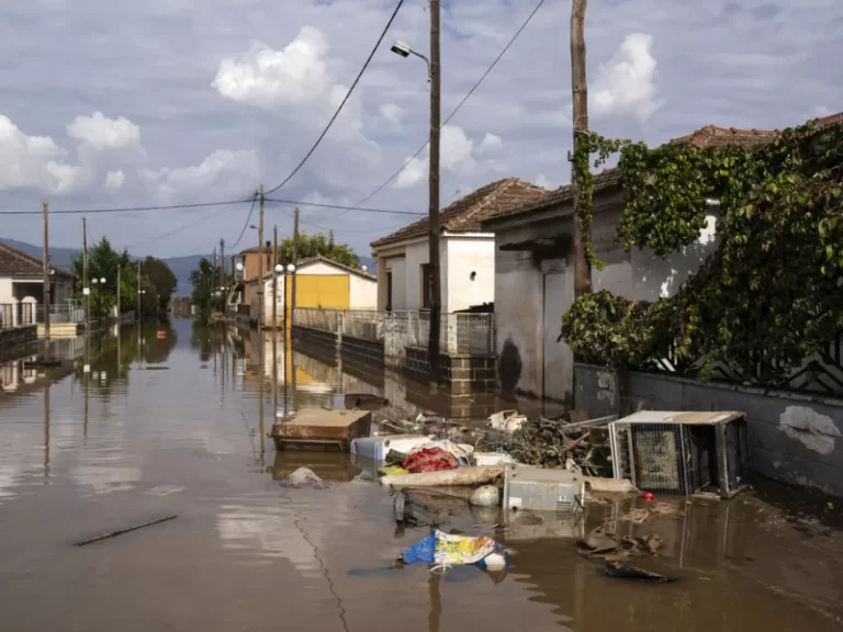 Καταστροφική πλημμύρα οδού