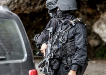 Kαλάσνικοφ και πιστόλια με σιγαστήρα βρέθηκαν σε όχημα στα Καλύβια - Εκτιμάται ότι 37χρονος προετοίμαζε δολοφονία