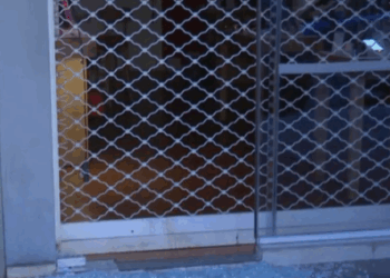 Καταδρομική επίθεση από 40 άτομα στο Κουκάκι - Έσπασαν καταστήματα και ΑΤΜ