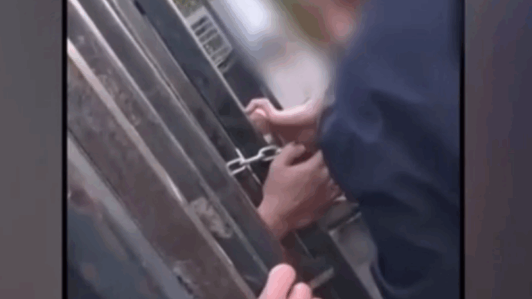 Καθηγητής έπιασε τα δάχτυλα μαθητή με κόφτη σε κατάληψη στο Χαλάνδρι (Βίντεο)