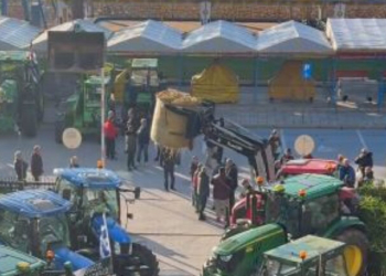 Καβάλα: Αγρότες πέταξαν άχυρα και ντομάτες στο κτίριο της αντιπεριφέρειας (Βίντεο)