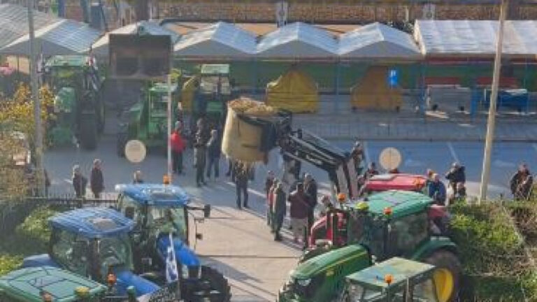 Καβάλα: Αγρότες πέταξαν άχυρα και ντομάτες στο κτίριο της αντιπεριφέρειας (Βίντεο)