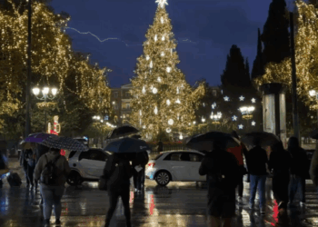 Κεραυνοί πάνω από το χριστουγεννιάτικο δέντρο στο Σύνταγμα - Εντυπωσιακές εικόνες από την κακοκαιρία στην Αθήνα