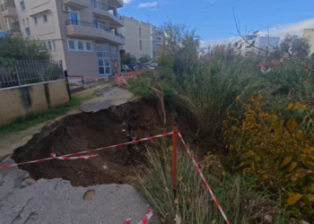 «Κρατήρας» πέντε μέτρων στον Άγιο Δημήτριο από την κακοκαιρία - Μεγάλη καθίζηση - Δείτε βίντεο