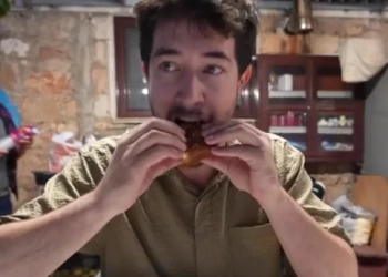 Κρήτη: Καναδός youtuber και vlogger πήγε σε ρακοκάζανο στα Χανιά δοκίμασε αντικρυστό και ξετρελάθηκε