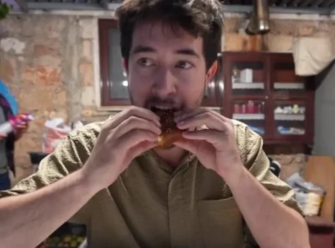 Κρήτη: Καναδός youtuber και vlogger πήγε σε ρακοκάζανο στα Χανιά δοκίμασε αντικρυστό και ξετρελάθηκε