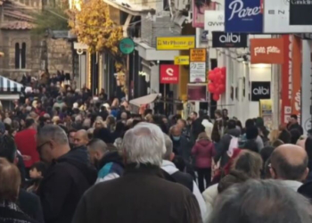 Κυριακή με ανοιχτά μαγαζιά: ​Κοσμοπλημμύρα στο κέντρο για τα δώρα των εορτών - Δείτε βίντεο