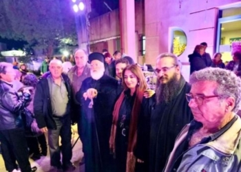 Λαμπερή η φωταγώγηση του χριστουγεννιάτικου δέντρου στο Καστέλλι