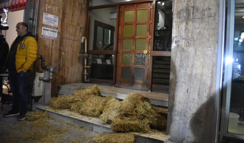 Άχυρο σε είσοδο κτιρίου