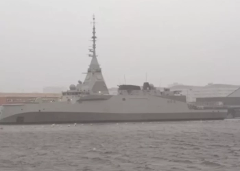 Live η ιστορική τελετή έπαρσης της ελληνικής σημαίας της φρεγάτας FDI «Κίμων»