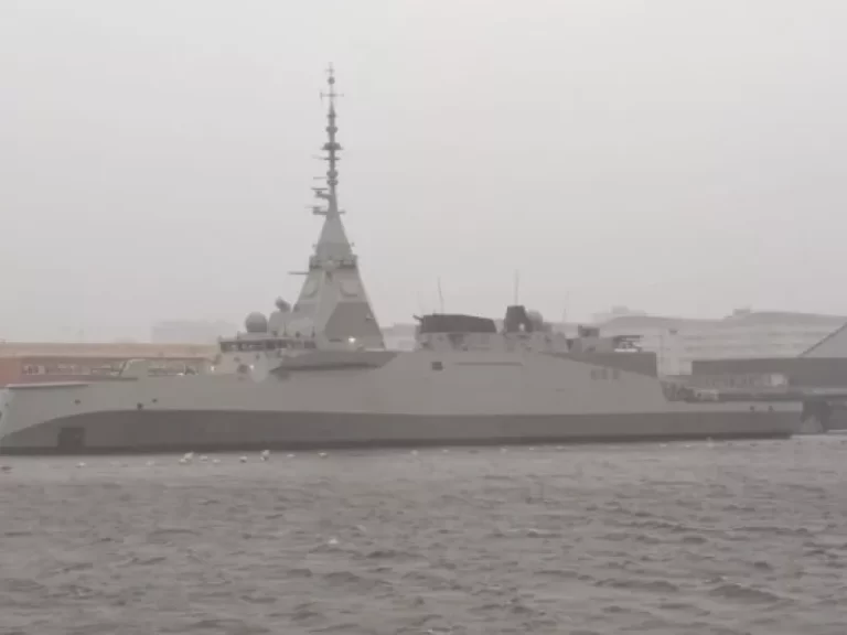 Live η ιστορική τελετή έπαρσης της ελληνικής σημαίας της φρεγάτας FDI «Κίμων»