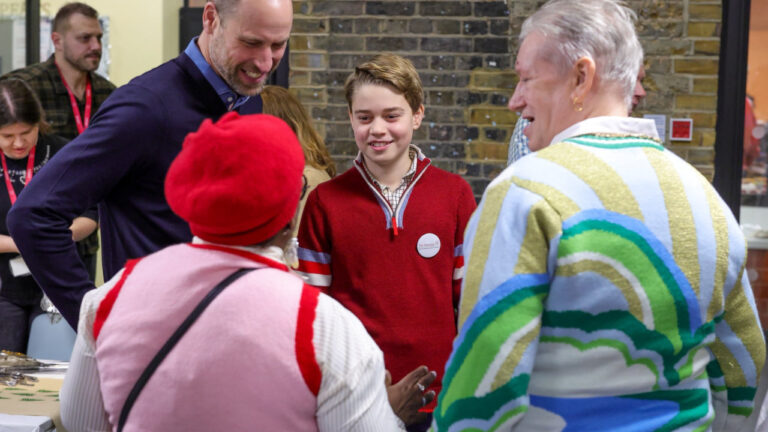 Μαθήματα ζωής στον πρίγκιπα Τζορτζ: Ετοίμασε χριστουγεννιάτικα γεύματα για άστεγους - Βίντεο, φωτογραφίες