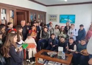 Μαθητές του 2ου Δημοτικού Σχολείου Μοιρών στο Δημαρχείο Φαιστού για τα Χριστουγεννιάτικα κάλαντα