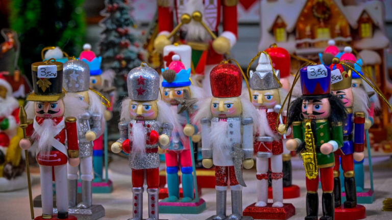 Μέχρι τι ώρα είναι ανοιχτά τα καταστήματα για τις αγορές ενόψει Πρωτοχρονιάς