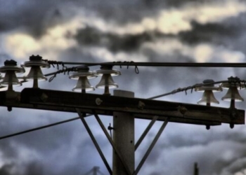 Μεσαρά: Αγροτικό όχημα προσέκρουσε σε στύλο ηλεκτροδότησης – Χωρίς ρεύμα η περιοχή