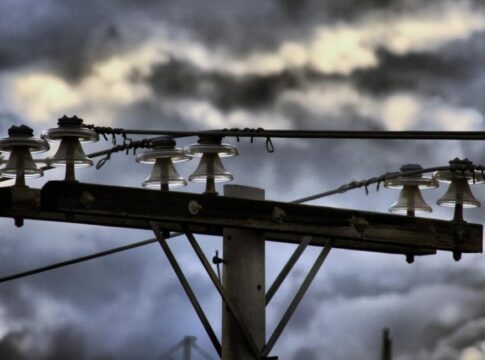 Μεσαρά: Αγροτικό όχημα προσέκρουσε σε στύλο ηλεκτροδότησης – Χωρίς ρεύμα η περιοχή