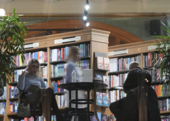 Μεταφραστές καταγγέλλουν ότι οι εκδόσεις Άρλεκιν θα τους αντικαταστήσουν με εργαλεία τεχνητής νοημοσύνης