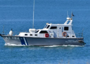 Μία σορός γυναίκας εντοπίστηκε σε ακτή της Σάμου μετά τον εντοπισμό 40 αλλοδαπών στη ξηρά