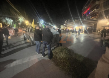 Μηχανοκίνητη πορεία αγροτoκτηνοτρόφων στο Ηράκλειο – Πέταξαν φύλλα ελιάς μπροστά από την Περιφέρεια