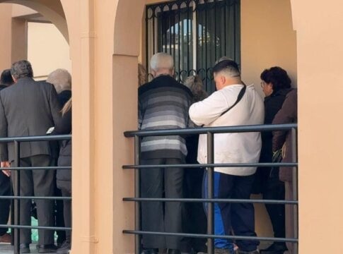 Μοίρασαν τρόφιμα σε οικογένειες του Ηρακλείου – Βίντεο