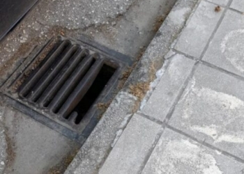 Μοίρες: Σοβαρός τραυματισμός πεζού – Το πόδι του «σφήνωσε» σε σπασμένο φρεάτιο (φωτογραφίες)