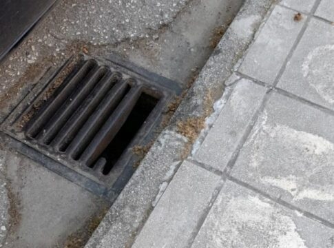 Μοίρες: Σοβαρός τραυματισμός πεζού – Το πόδι του «σφήνωσε» σε σπασμένο φρεάτιο (φωτογραφίες)