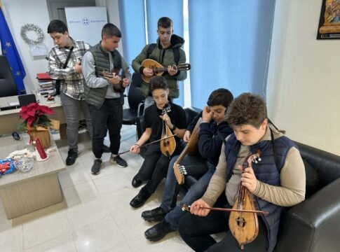 Μουσικό Σχολείο Ηρακλείου: Χριστουγεννιάτικα κάλαντα στον Δήμαρχο Χερσονήσου