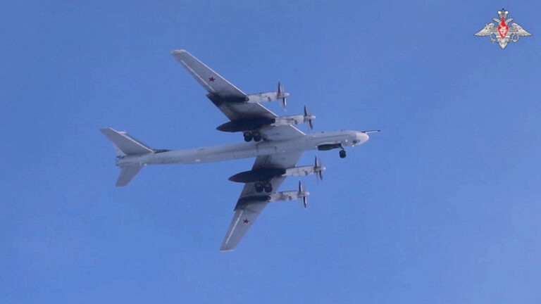 Νέα κλιμάκωση στις σχέσεις Τόκιο-Πεκίνου: Κοινή περιπολία ρωσικών και κινεζικών βομβαρδιστικών κοντά στην Ιαπωνία