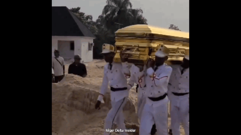 Νιγηρία: Ο «προφήτης Ιερεμίας» έθαψε την 104 ετών μητέρα του σε χρυσό φέρετρο – Δείτε βίντεο