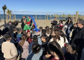 Ο Άγιος Βασίλης κατέφθασε από τη θάλασσα και μοίρασε δώρα στα παιδιά