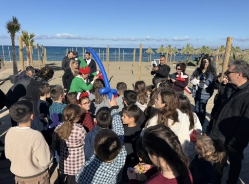 Ο Άγιος Βασίλης κατέφθασε από τη θάλασσα και μοίρασε δώρα στα παιδιά