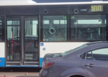 Ο απολογισμός από τα επεισόδια στο Αεροδρόμιο Ηρακλείου: Σπασμένα λεωφορεία και Ι.Χ, δρόμος γεμάτος πέτρες!