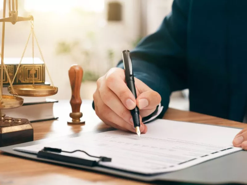 Συμβολαιογράφος σε γραφείο