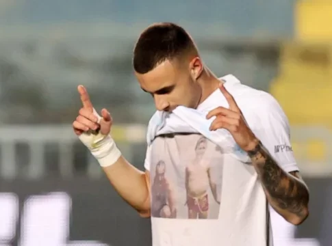 Ο συγκινητικός πανηγυρισμός του Χρυσόπουλου της ΑΕΚ: Αφιέρωσε το γκολ στον πατέρα του που έφυγε από τη ζωή το 2013