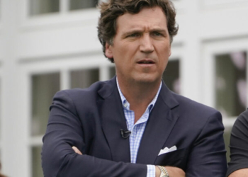 Ο Τάκερ Κάρλσον πιστεύει ότι ο Τραμπ μπορεί να κηρύξει πόλεμο στη Βενεζουέλα