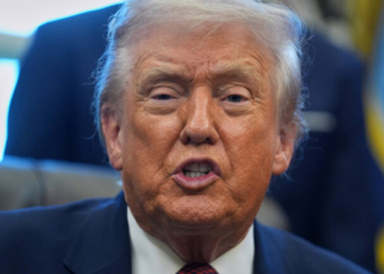 Ο Τραμπ προειδοποιεί το Ανώτατο Δικαστήριο να μην μπλοκάρει τους τελωνειακούς δασμούς