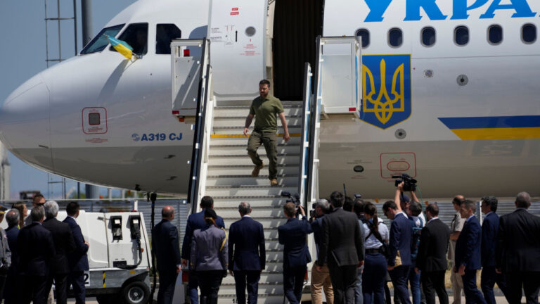 Ο Ζελένσκι επιβεβαίωσε την παρουσία drones κοντά στο αεροπλάνο του κατά την πτήση προς Ιρλανδία