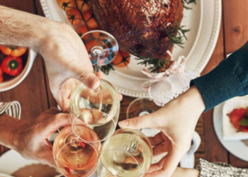 Οδηγίες εγκράτειας στο εορταστικό τραπέζι - Τι αναφέρει ο ΕΟΔΥ